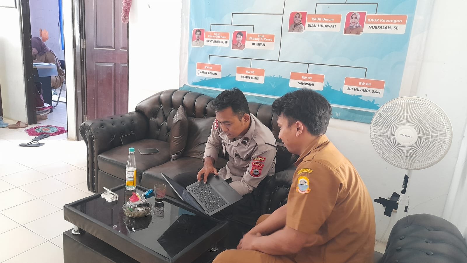 Bhabinkamtibmas Polsek Rangkasbitung Polres Lebak Sambangi Prades Cilangkap Sampaikan Pesan Kamtibmas
