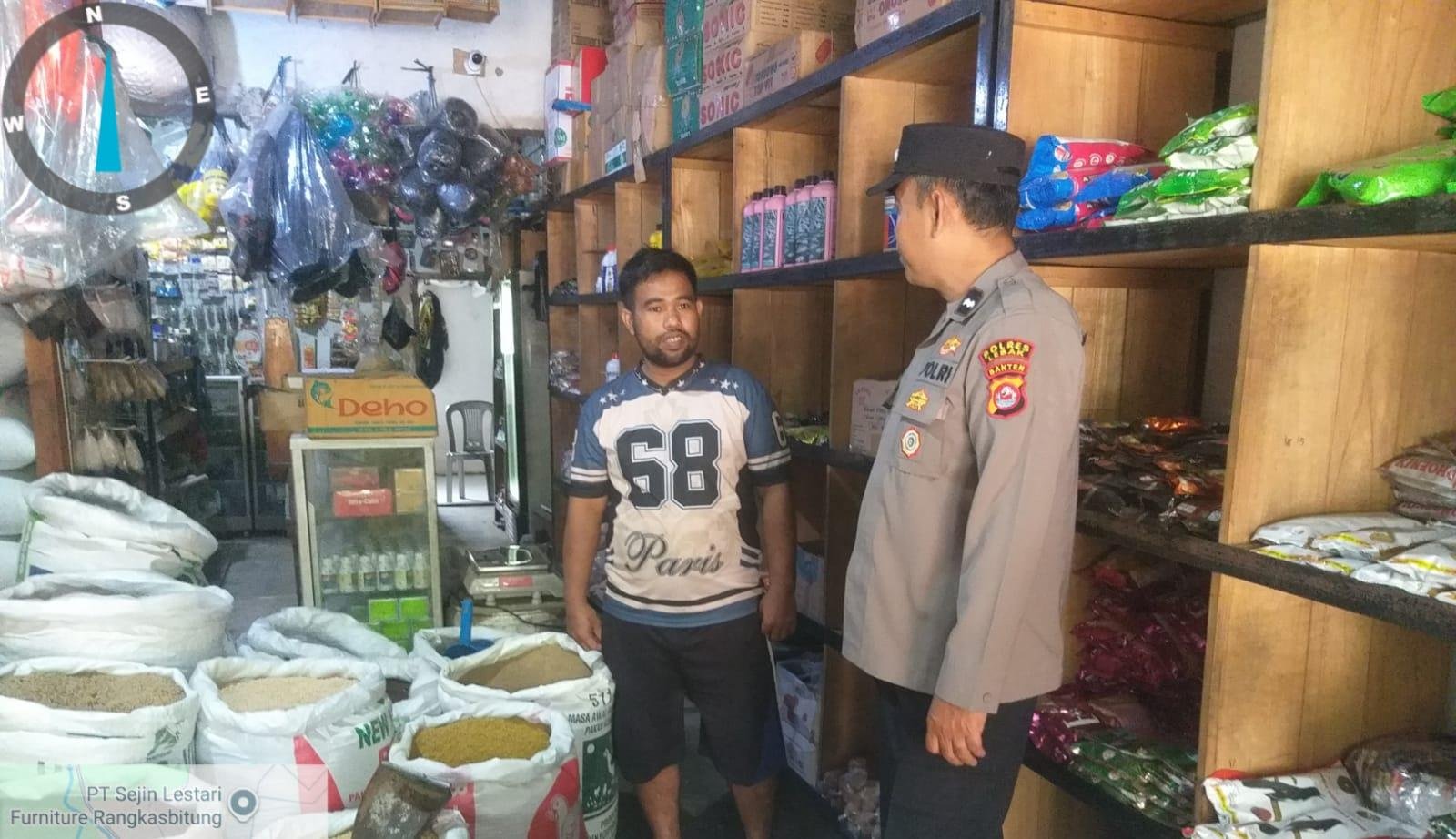 Anggota Polsek Rangkasbitung Polres Lebak Sambangi Pedagang Pakan Burung Sampaikan Pesan Kamtibmas