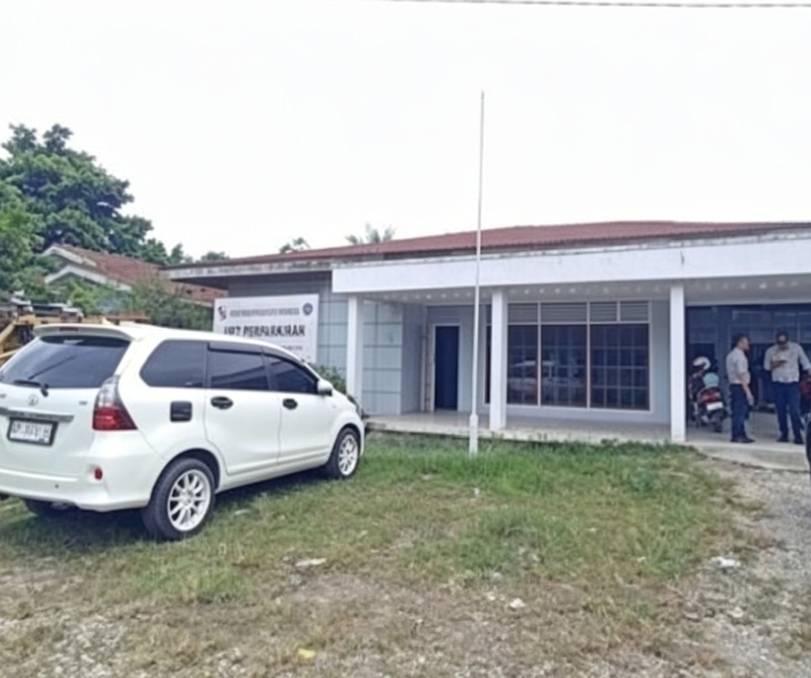 Klarifikasi Pekerja Pemotong Rumput Luruskan Isu Tuak, UPT Perparkiran Pekanbaru Pastikan Pelayanan Tetap Profesional
