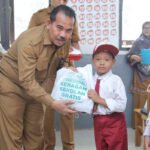 Pemkab Siak Salurkan Seragam Sekolah Gratis untuk 60 Pelajar di Sungai Apit