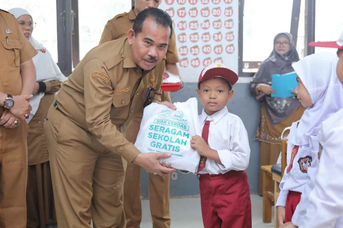 Pemkab Siak Salurkan Seragam Sekolah Gratis untuk 60 Pelajar di Sungai Apit