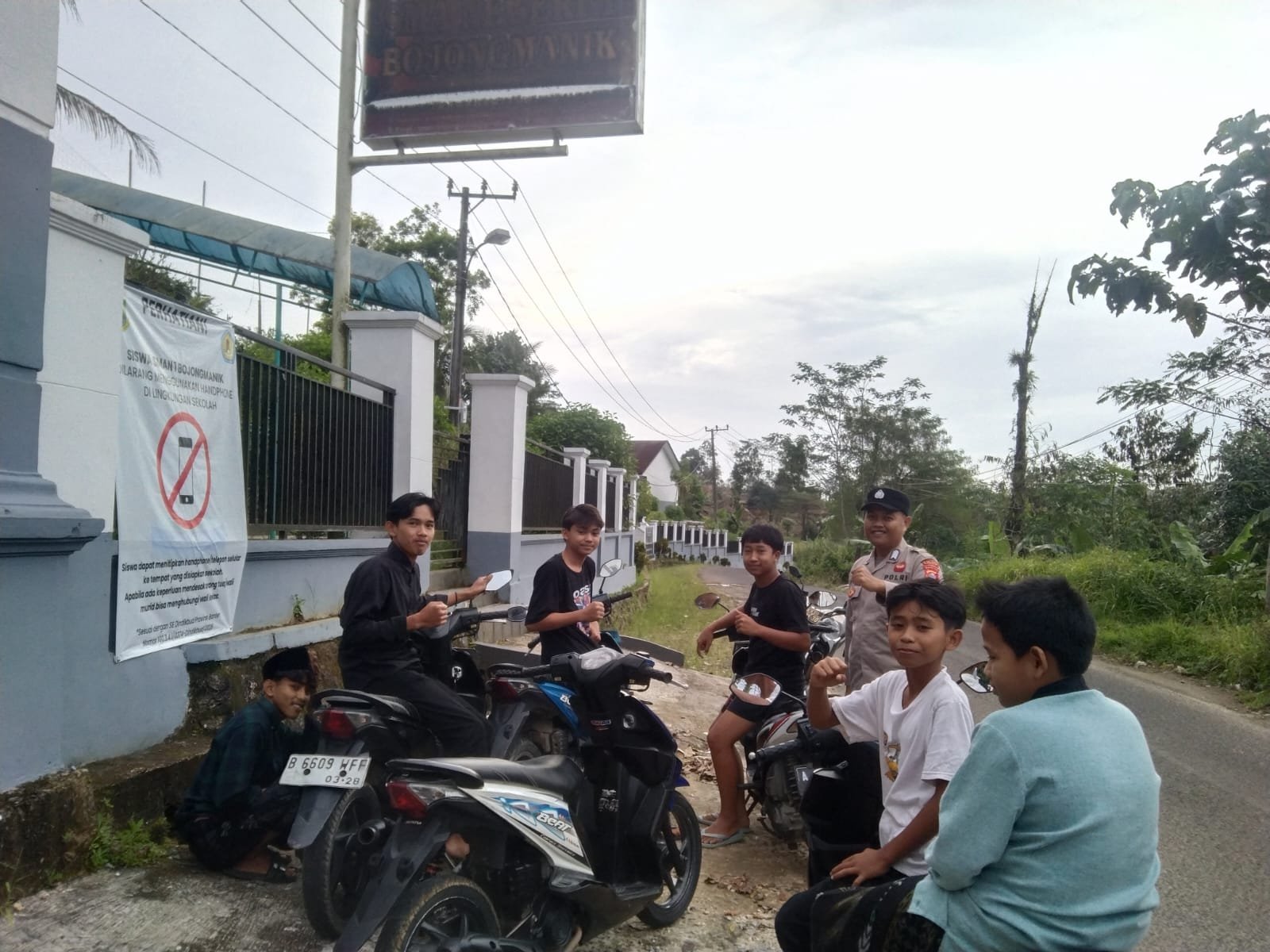 Bhabinkamtibmas Polsek Bojongmanik Polres Lebak Sambangi Warga di Desa Binaan