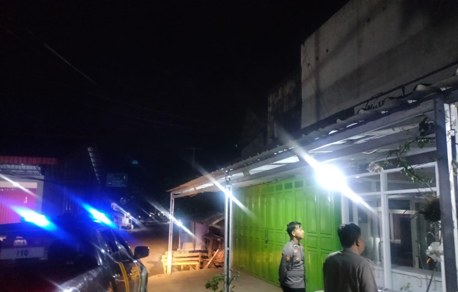 Anggota Polsek Leuwidamar Polres Lebak, Patroli Malam Hari Guna Mencegah Gangguan Kamtibmas.