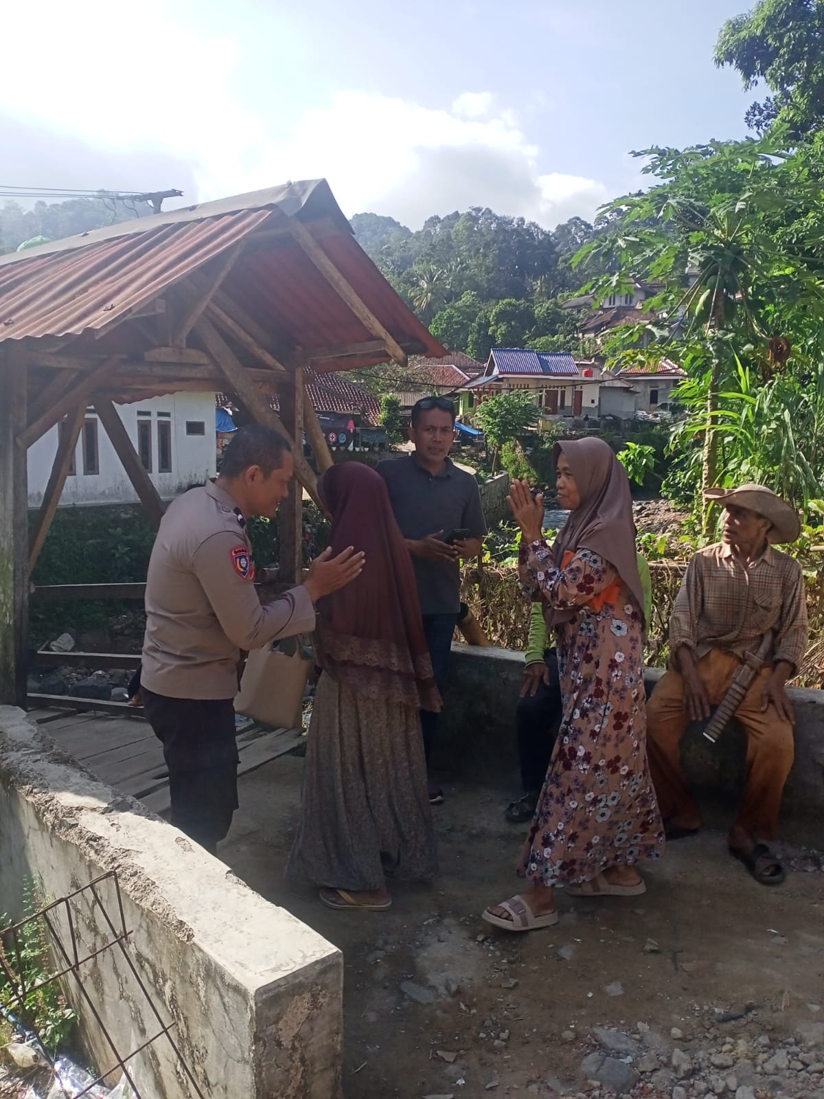 BHABINKAMTIBMAS POLSEK MUNCANG SAMBANG WARGA DESA BINAAN SAMPAIKAN PESAN KAMTIBMAS