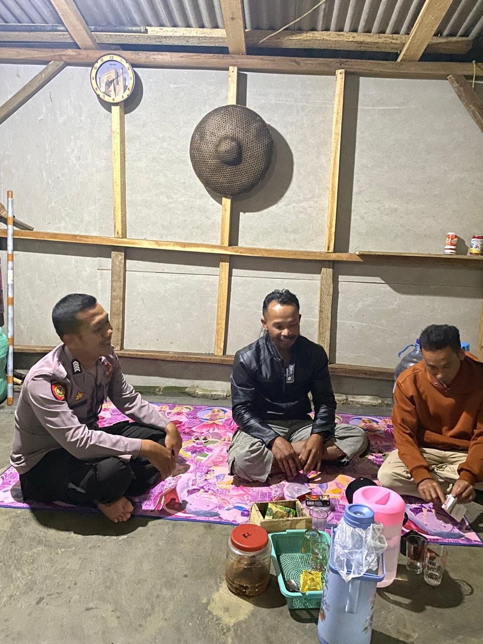 Kanit Samapta Polsek Sobang Polres Lebak Sambang Kepada Warga
