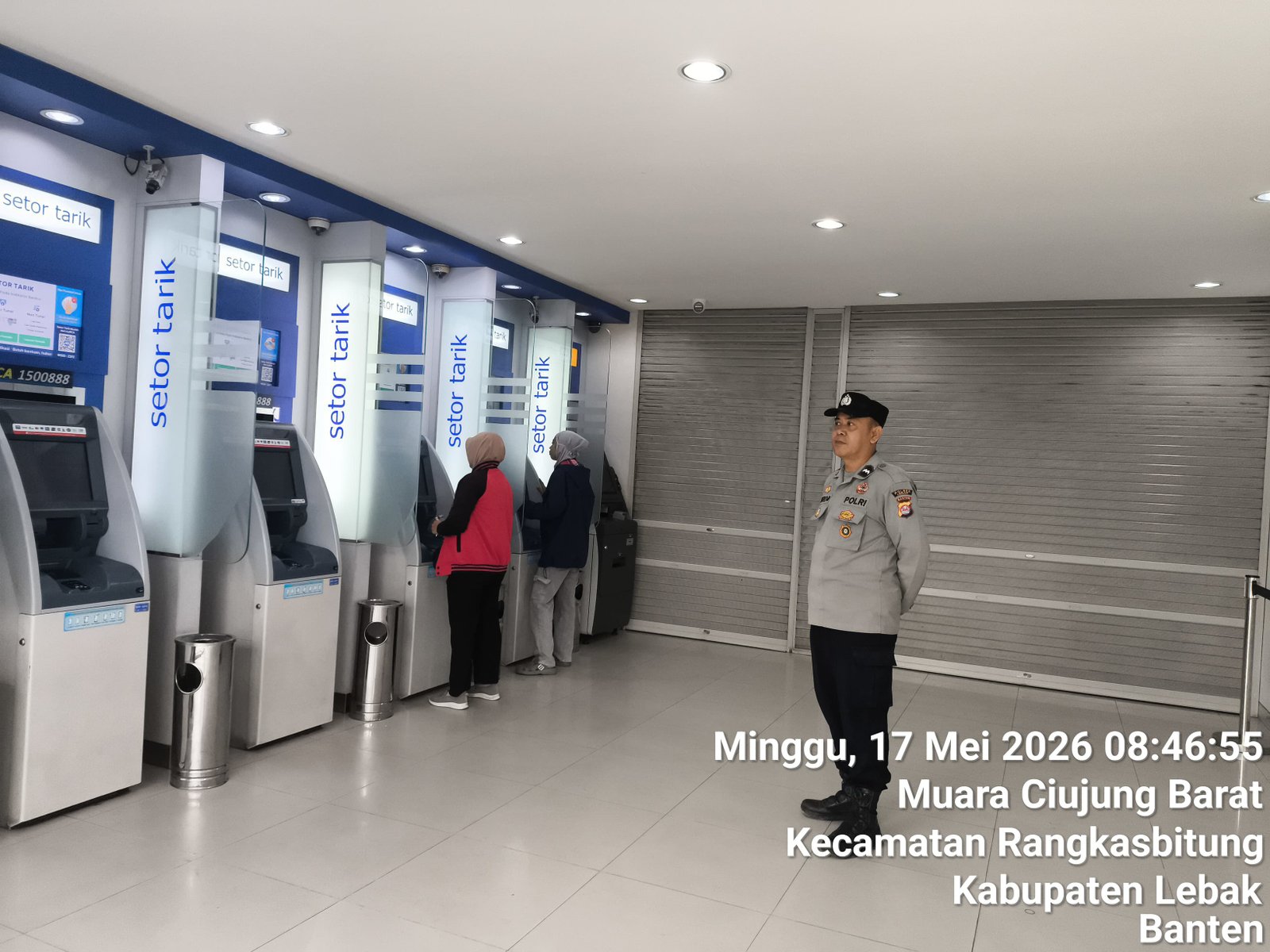 Anggota Polsek Rangkasbitung Polres Lebak Patroli Obvit Ke Bank BCA Sekaligus Cek Mesin Atm