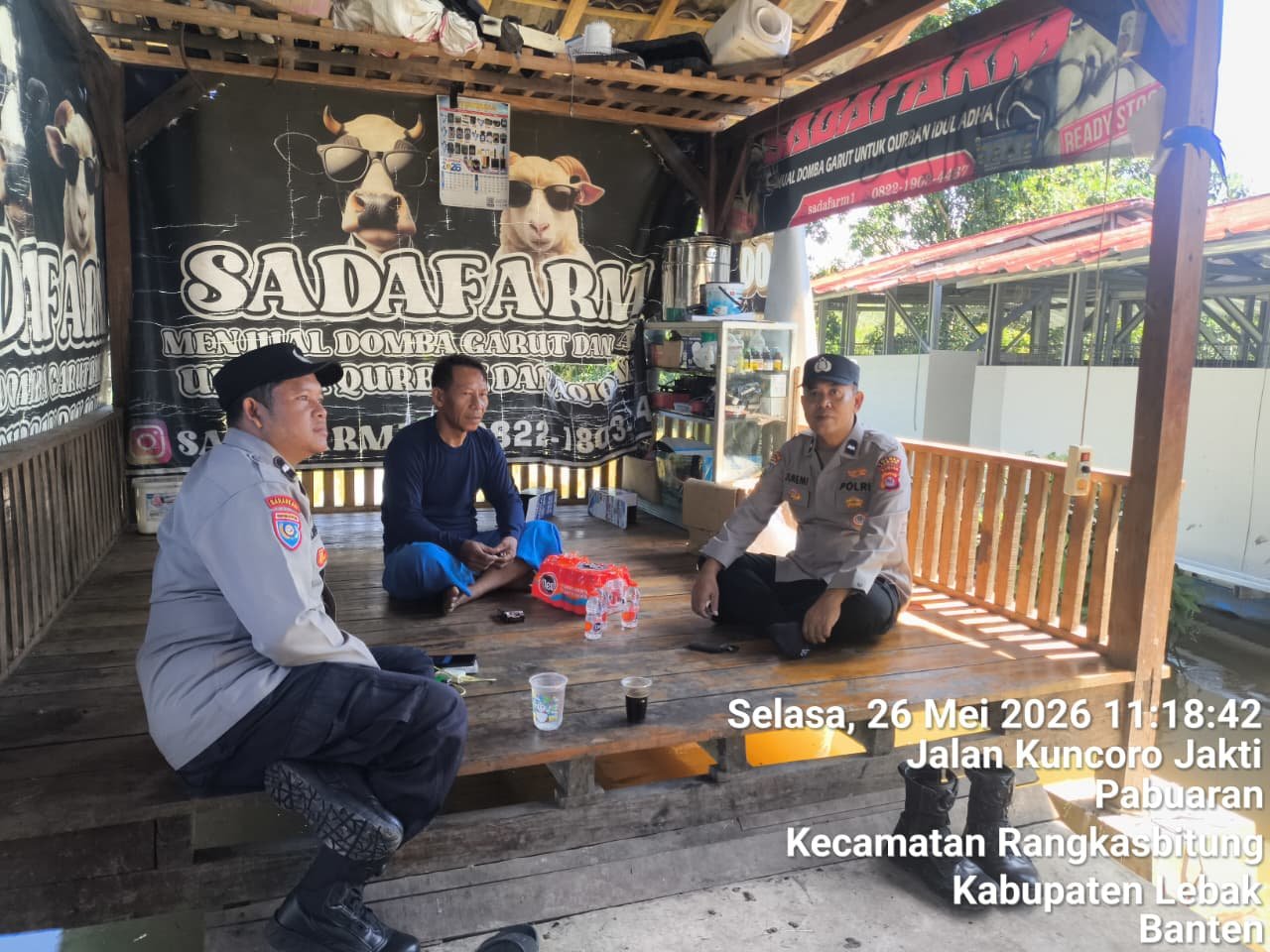 Anggota Piket Polsek Rangkasbitung Polres Lebak Sambangi Tokoh Masyarakat Kampung Kukulu Sampaikan Pesan Kamtibmas
