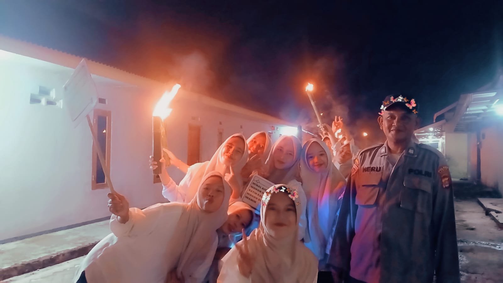 Anggota Polsek Rangkasbitung Polres Lebak Amankan Pawai Obor Menyambut Hari Raya Idul Adha 1447 H di Ponpes Al-Idrus