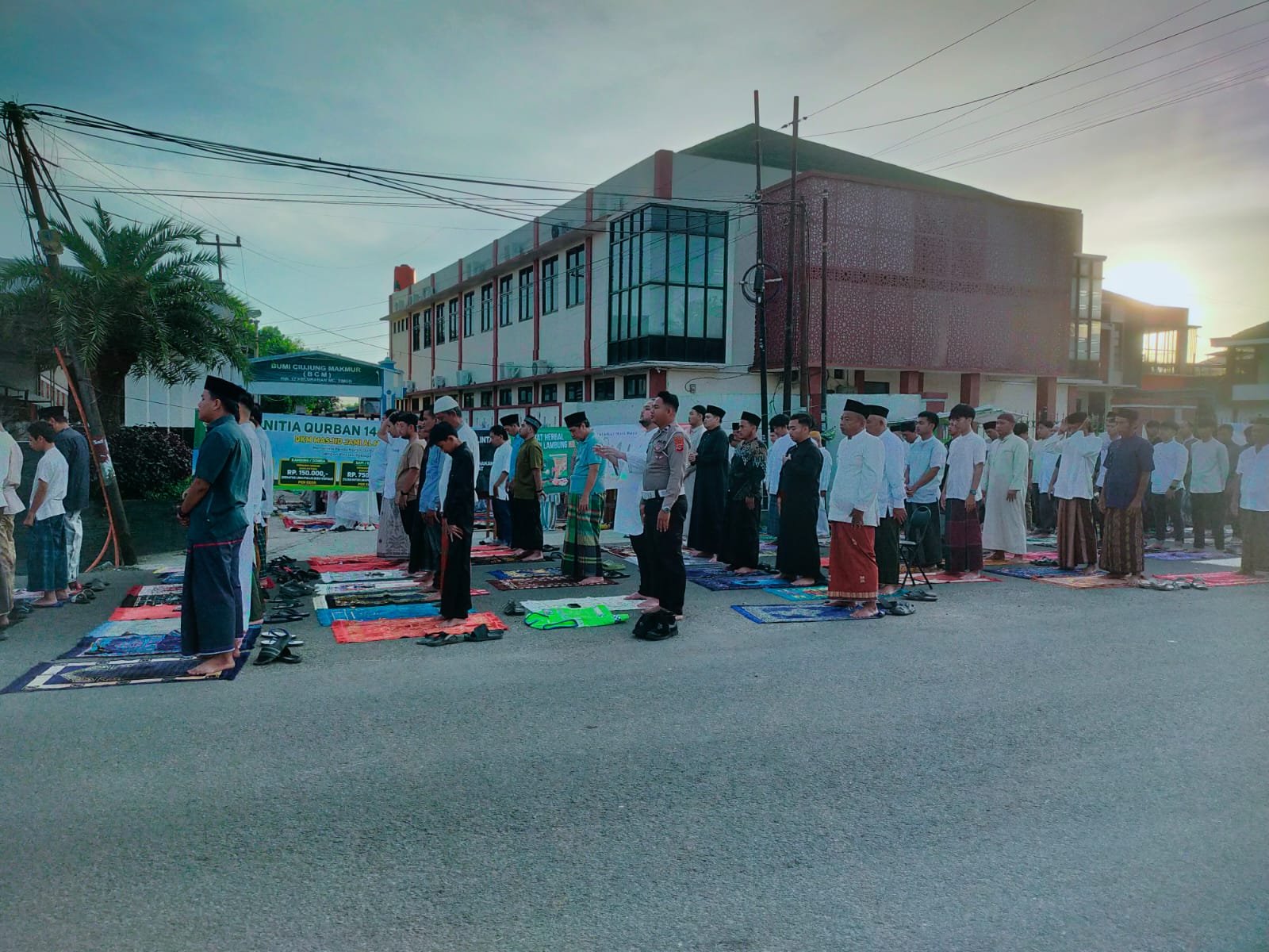 Pastikan Aman,Anggota Polsek Rangkasbitung Polres Lebak Laksanakan Pengamanan Sholat Idul Adha 1447 H di Masjid Al-Muhajirin