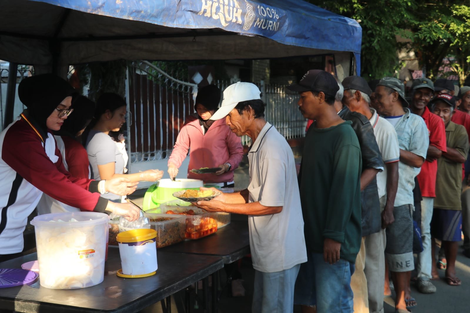 Wujud Kepedulian, Kapolres Lebak Berbagi Makan Gratis di Hari Jum’at Berkah