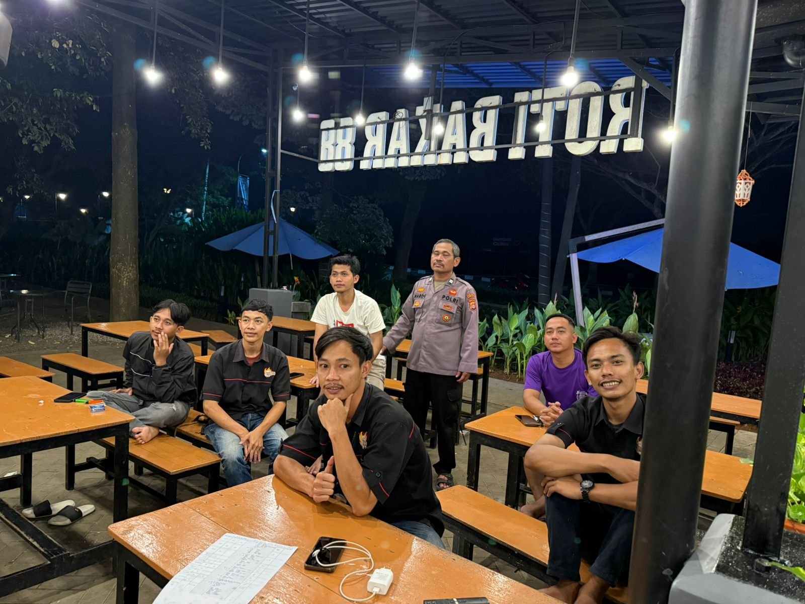 Antisipasi Gangguan Kamtibmas Anggota Polsek Maja Polres Lebak Laksanakan Patroli Dialogis Malam Hari Bersama Warga