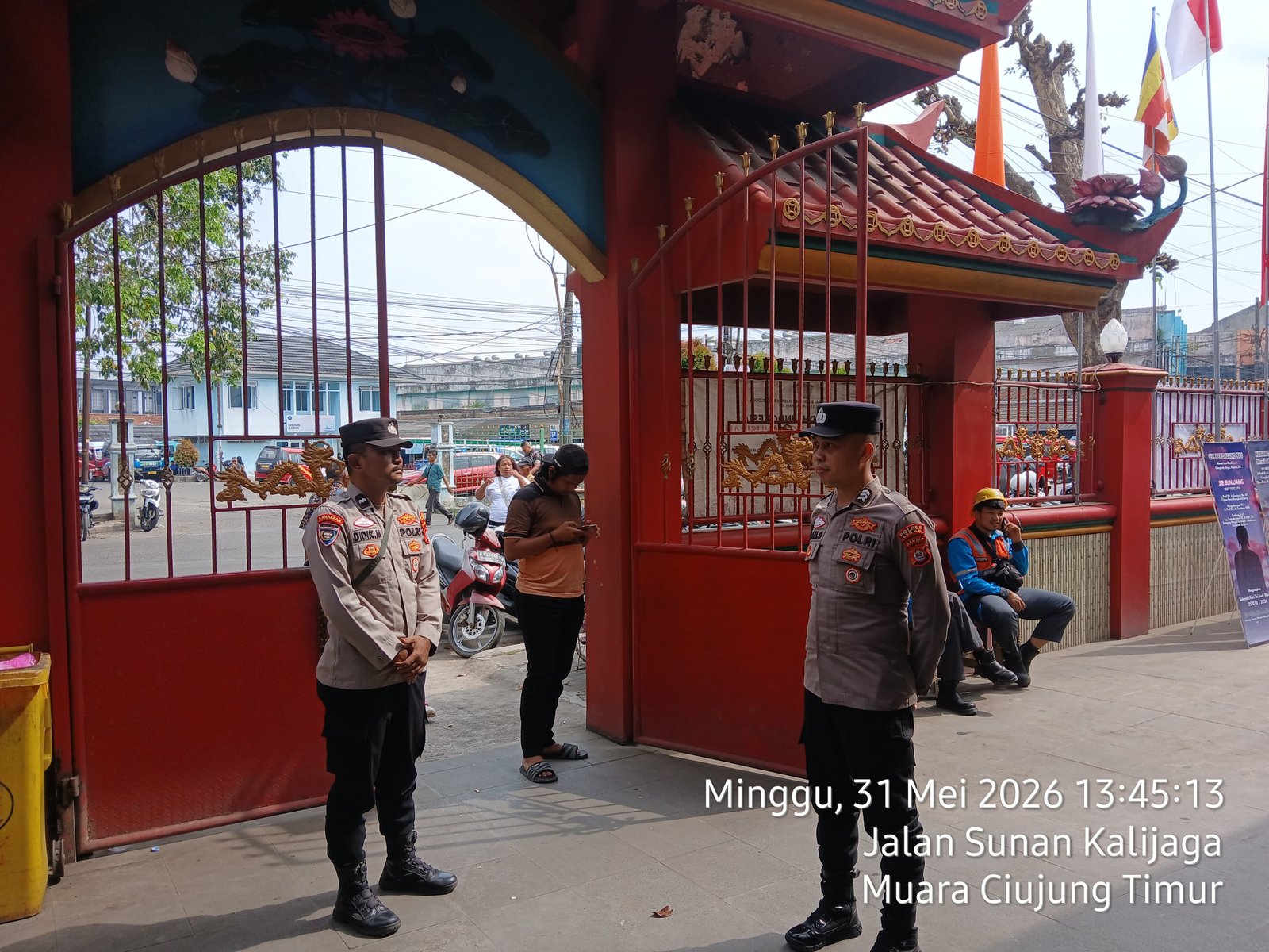 Personel Polsek Rangkasbitung Bersama Personel Polres Lebak Giat Pengamanan Perayaan Waisak Tri Suci 2570 BE di Vihara Ananda Avalokitesvara