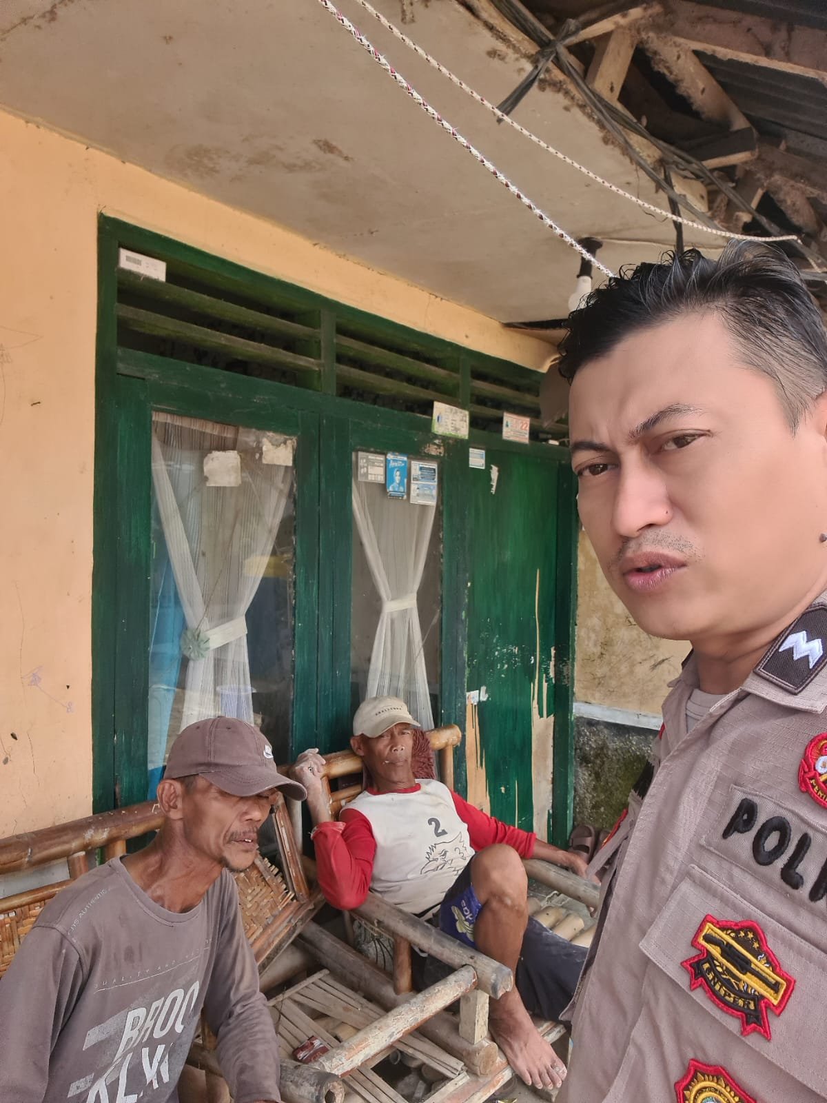 Bhabinkamtibmas Polsek Bojongmanik Polres Lebak Sambangi Warga di Desa Binaan