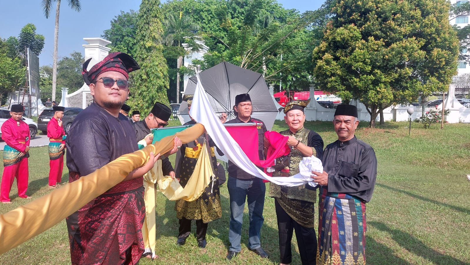 Prosesi Tegak Tiang Tonggol Warnai Milad ke-56 LAMR, Simbol Tegaknya Marwah Melayu