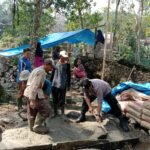 Polsek Sobang Polres Lebak Gotong Royong Bersama Warga Membangun Jembatan Gantung Merah putih Presisi di Kec. Sobang Kab. Lebak