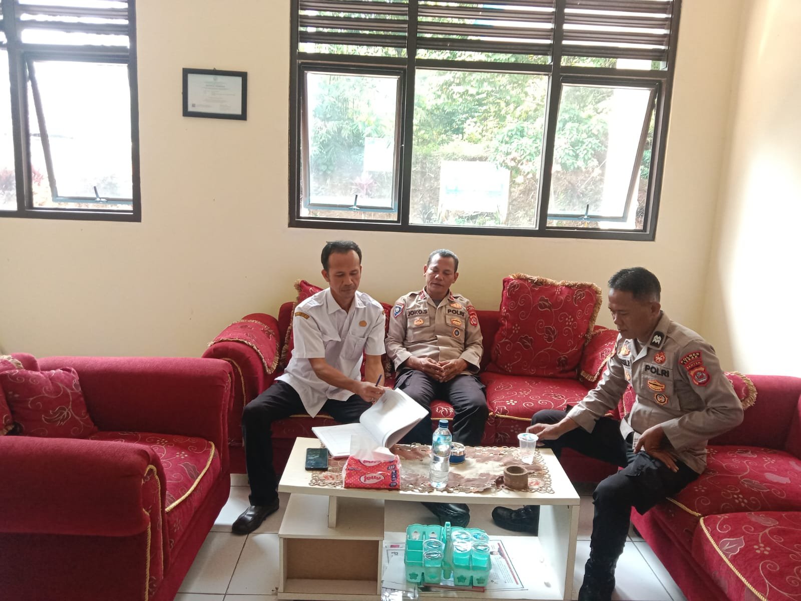 Anggota Polsek Cibadak Polres Lebak Giat Patroli Dialogis dan Sambangi Sekolah SMPN 5 Cibadak