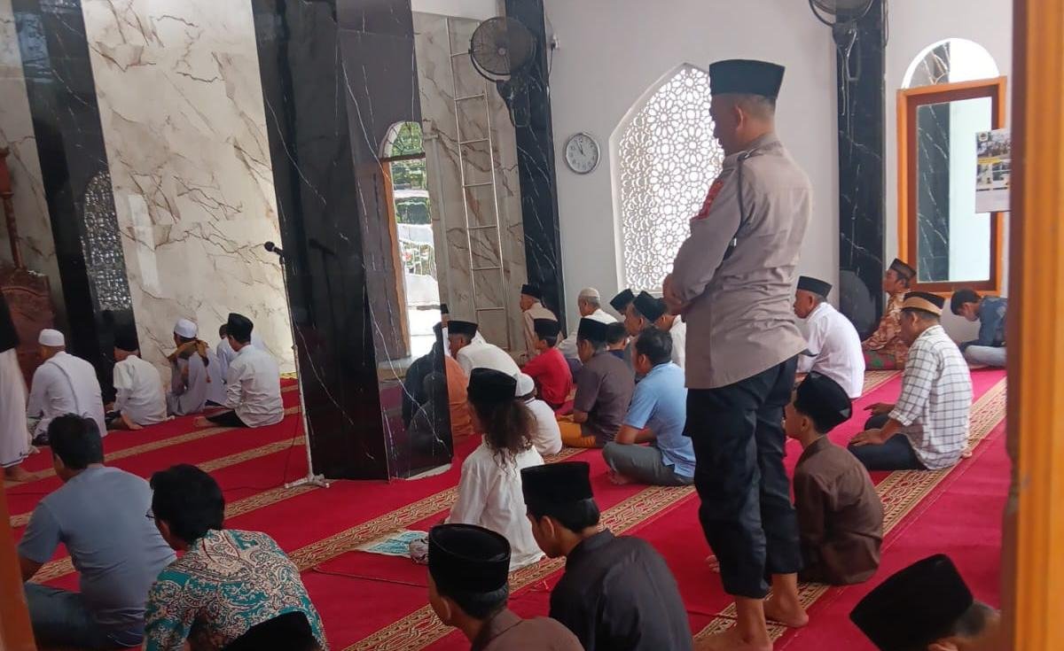 KSPKT Polsek Rangkasbitung Polres Lebak dan Personel Melaksanakan Giat Program Kapolda Banten Sholat Jumat Keliling di Masjid Nurul Amal
