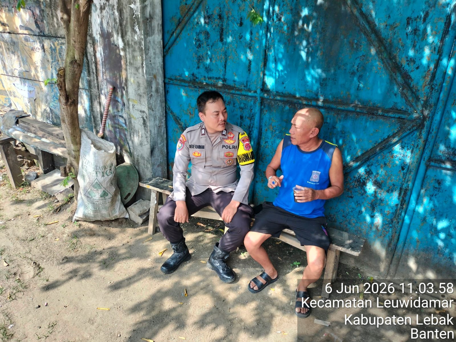 Dekatkan Diri Dengan Masyarakat, Bhabinkamtibmas Polsek Leuwidamar Polres Lebak Laksanakan Giat Sambang.