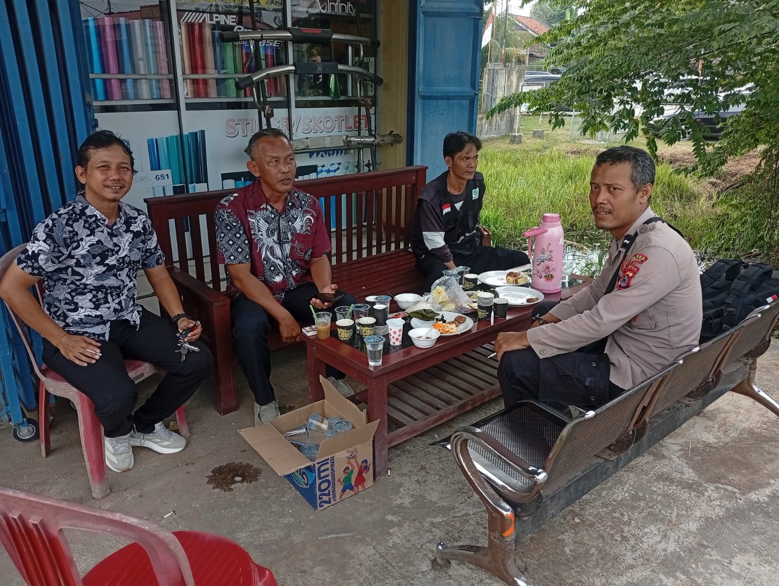 Kspk beserta Anggota Jaga Yanmas Polsek Warunggunung Sambang dan Pantau Perkembangan Situasi Kamtibmas di Kp. Sampay Desa Sukarendah Kecamatan Warunggunung.