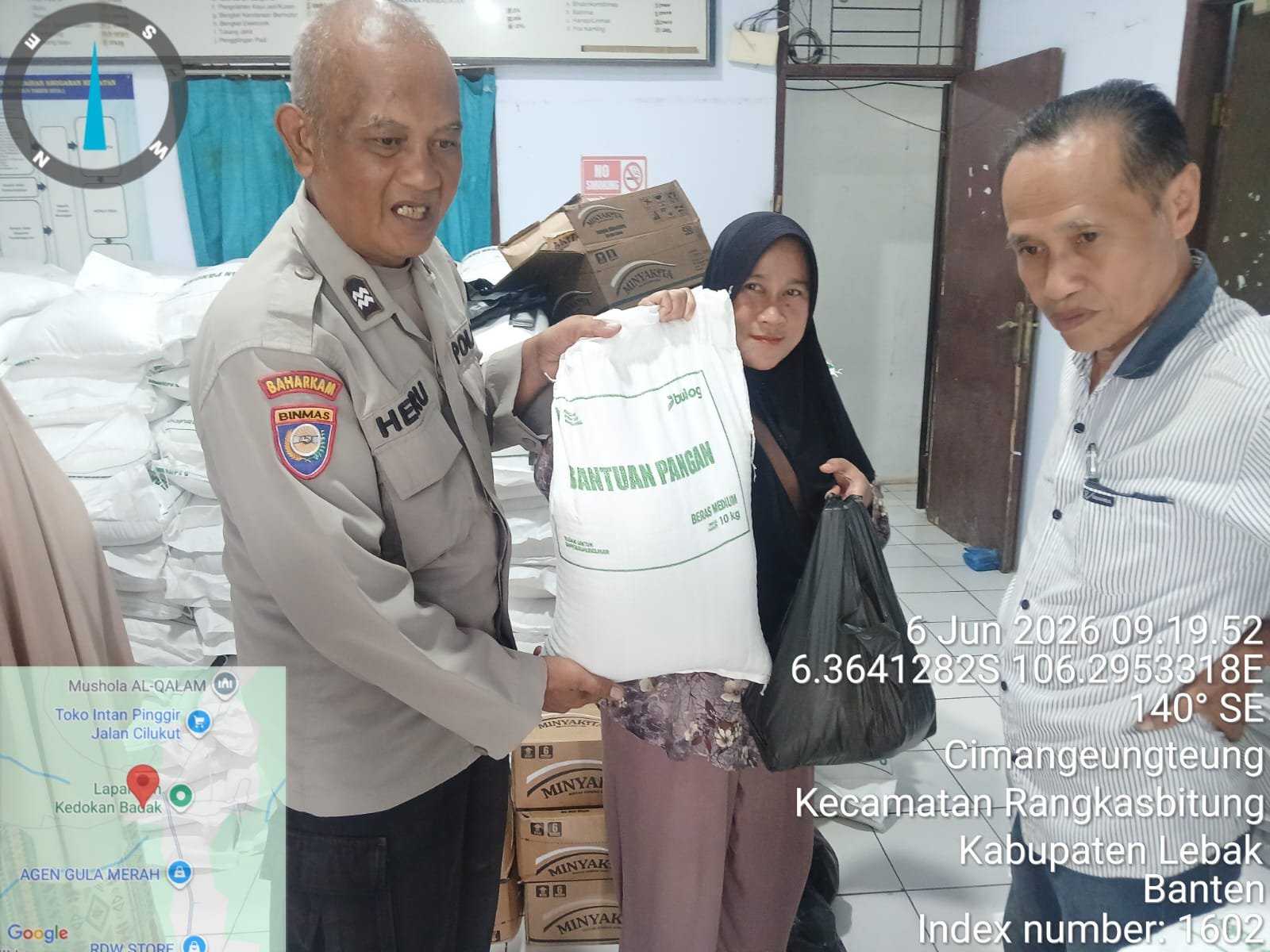 Kanit Binmas Polsek Rangkasbitung Polres Lebak Melaksanakan Giat Pengamanan Pembagian Beras dan Minyak Goreng di Desa Cimangeunteng