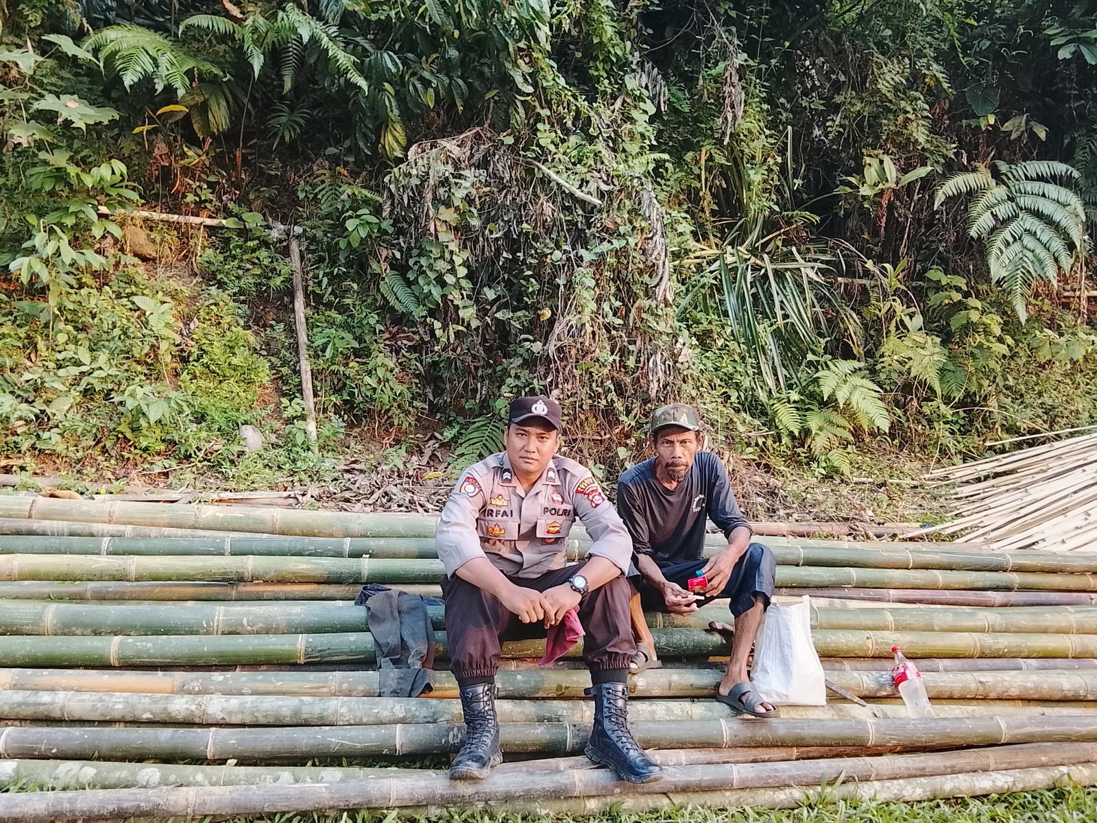 Bhabinkamtibmas Polsek Bojongmanik Polres Lebak Sambangi Warga di Desa Binaan