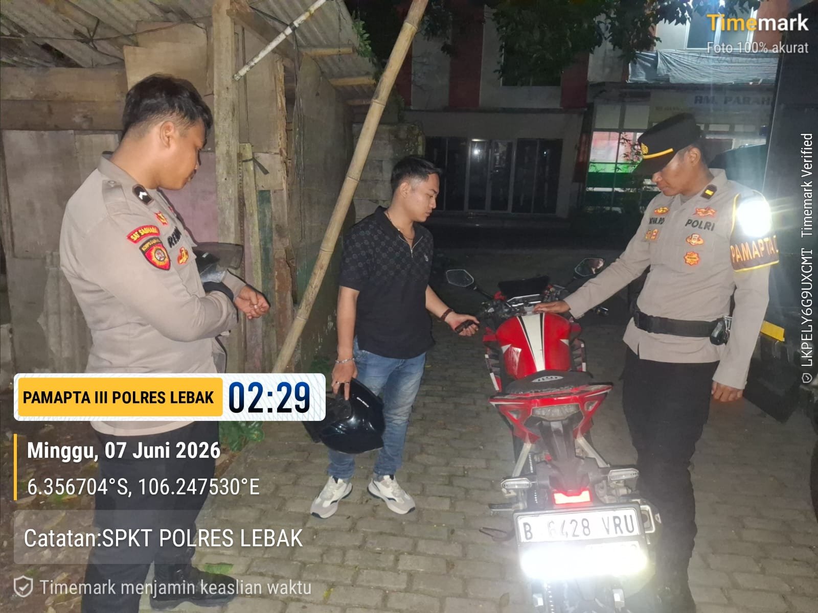 Respons Cepat Call Center 110, Polres Lebak Bantu Pemotor Kehabisan BBM di Narimbang