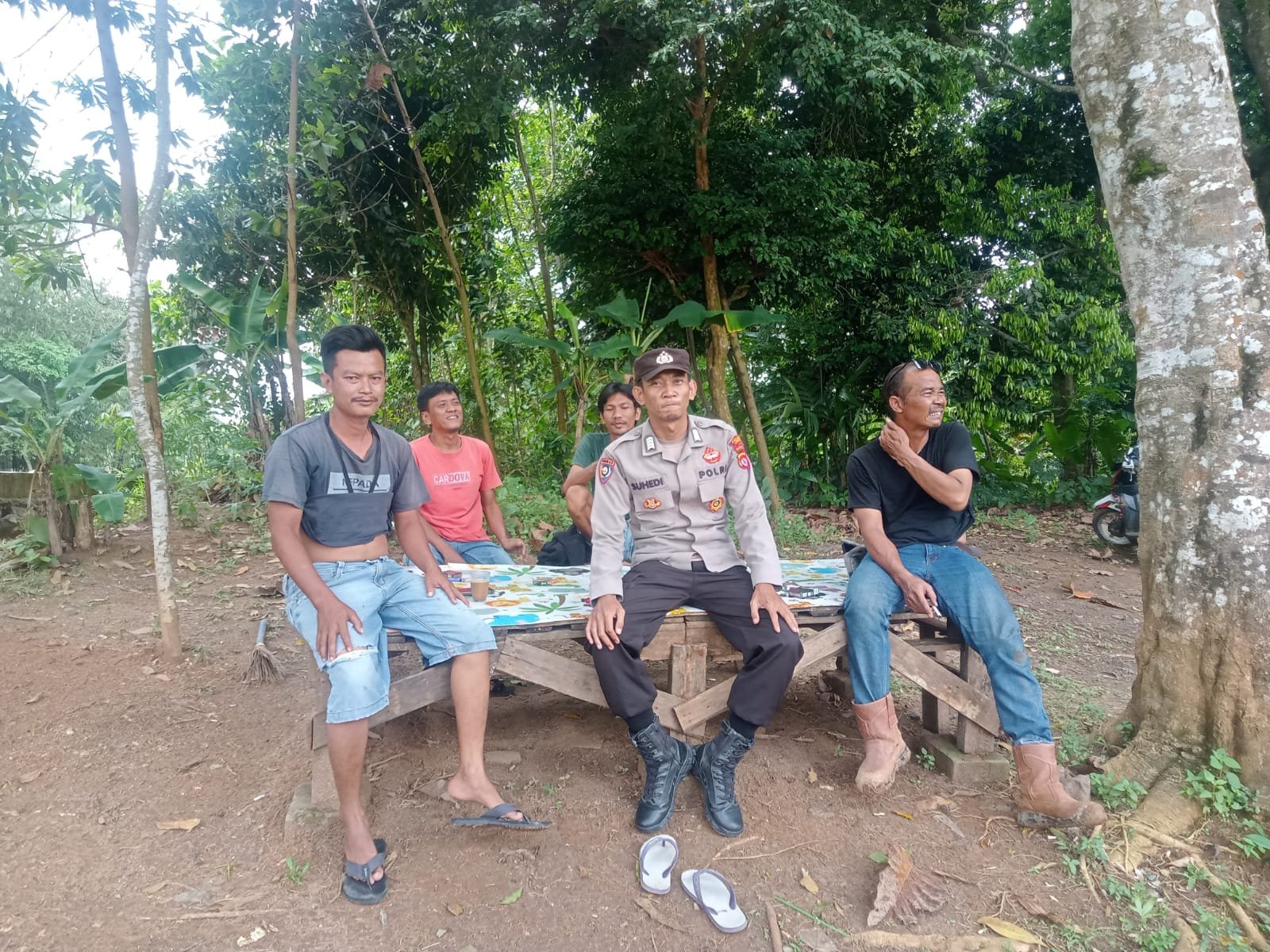 Anggota Bhabinkamtibmas Polsek Cikulur Polres Lebak Laksanakan giat Sambang Desa Binaan