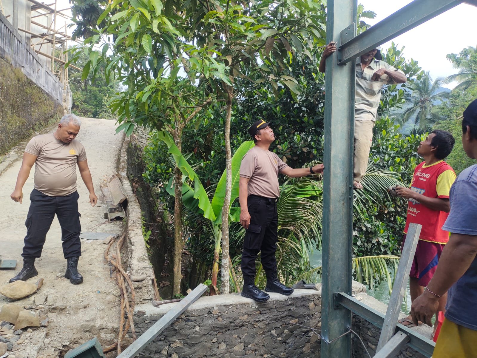 Polsek Sobang Polres Lebak Gotong Royong Bersama Warga Membangun Jembatan Gantung Merah putih Presisi di Kec. Sobang Kab. Lebak