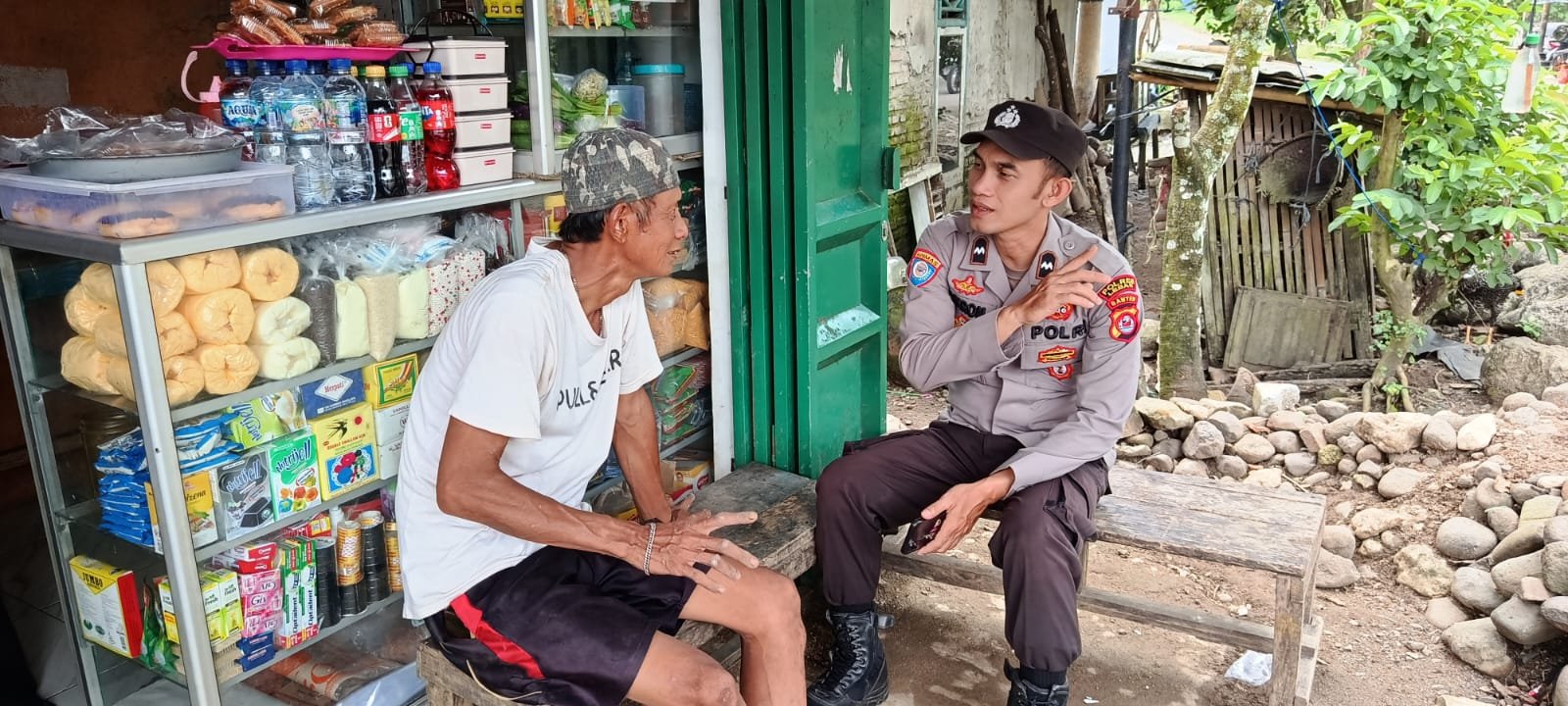 Bhabinkamtibmas Polsek Bojongmanik Polres Lebak Sambangi Warga di Desa Binaan