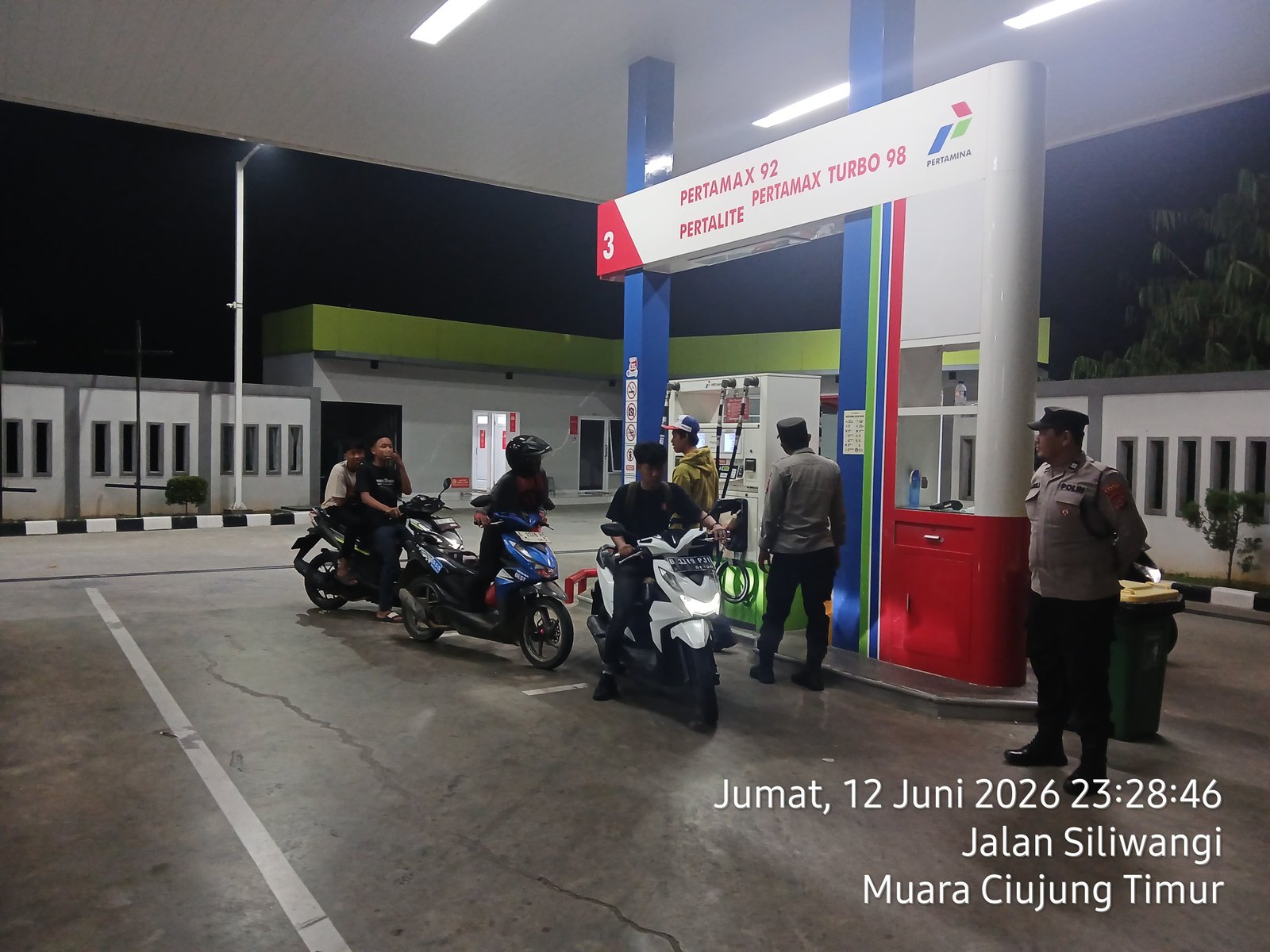 Kanit Samapta Polsek Rangkasbitung Polres Lebak Patroli Dialogis Ke SPBU Jaura Antisipasi Gangguan Kamtibmas