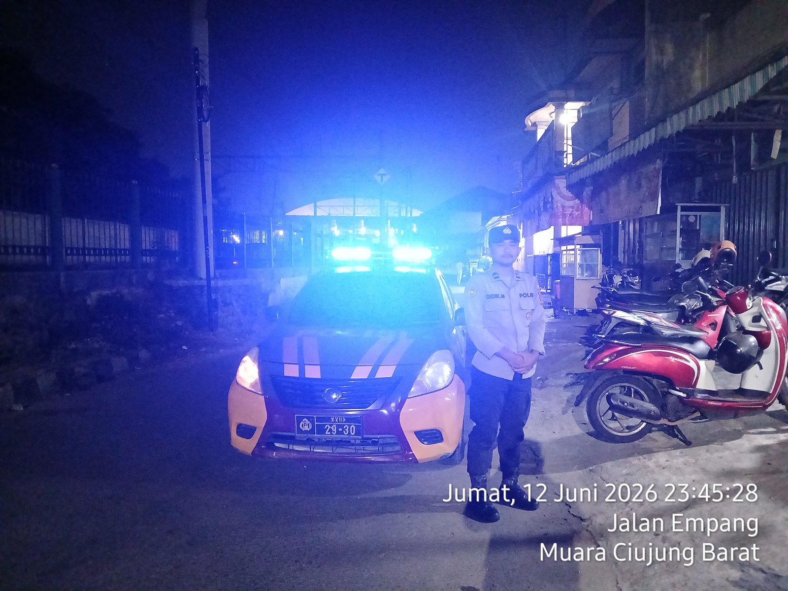 Kanit Samapta dan Personel Polsek Rangkasbitung Polres Lebak Patroli Dialogis Ke Pasar Rangkasbitung di Jalan Kimaklum