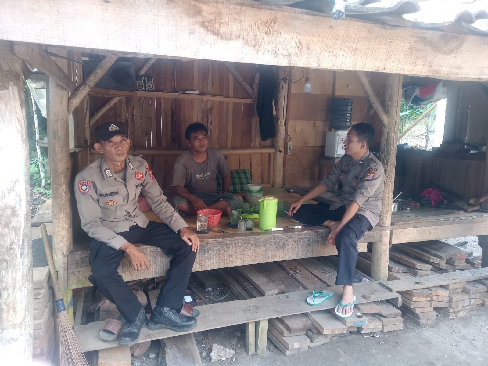 Personil Polsek Cikulur Polres Lebak Sambangi Warga di Desa Binaan