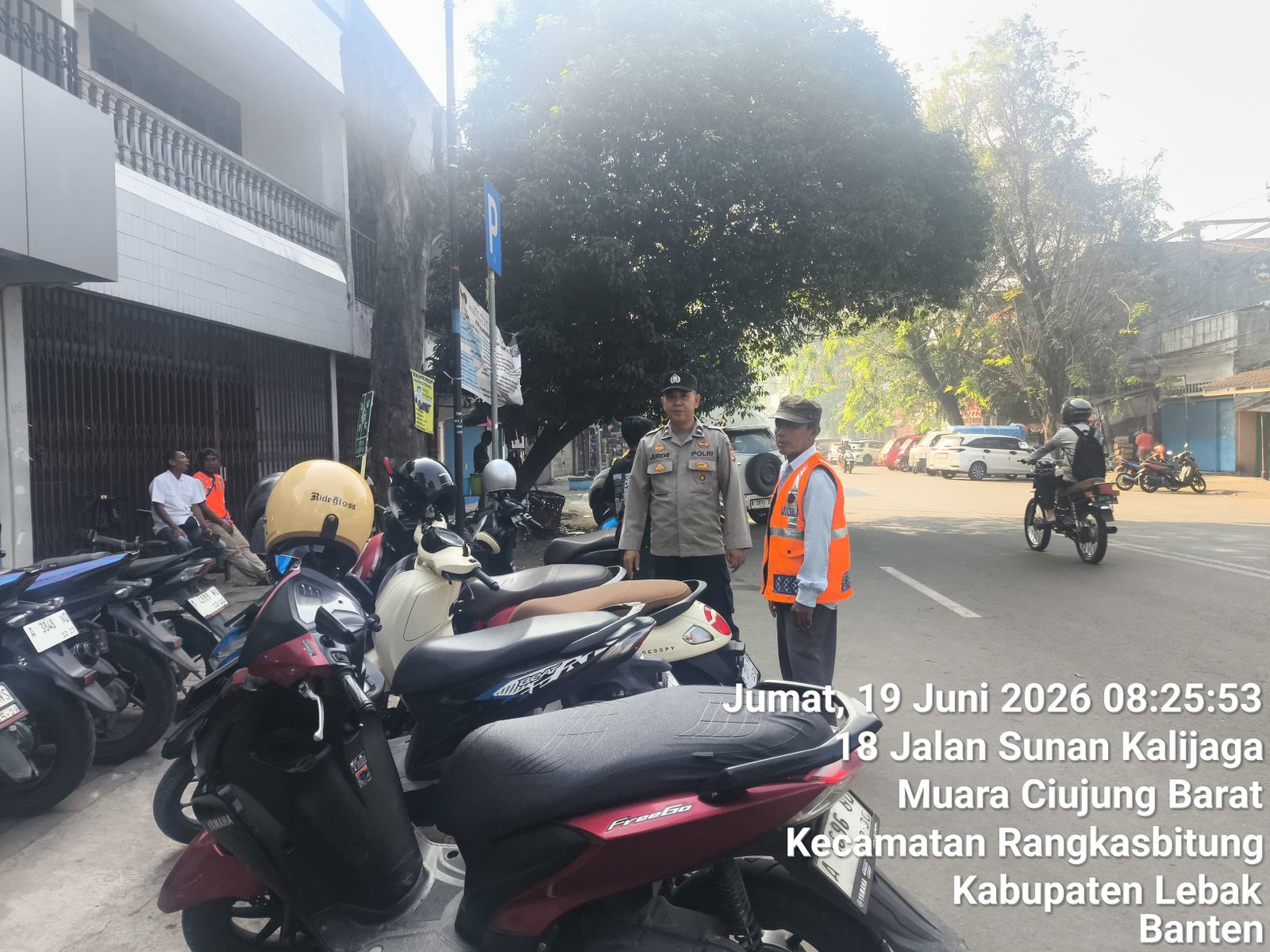 Personel Polsek Rangkasbitung Polres Lebak Temui Jukir di Depan Bank BCA Sampaikan Pesan Kamtibmas