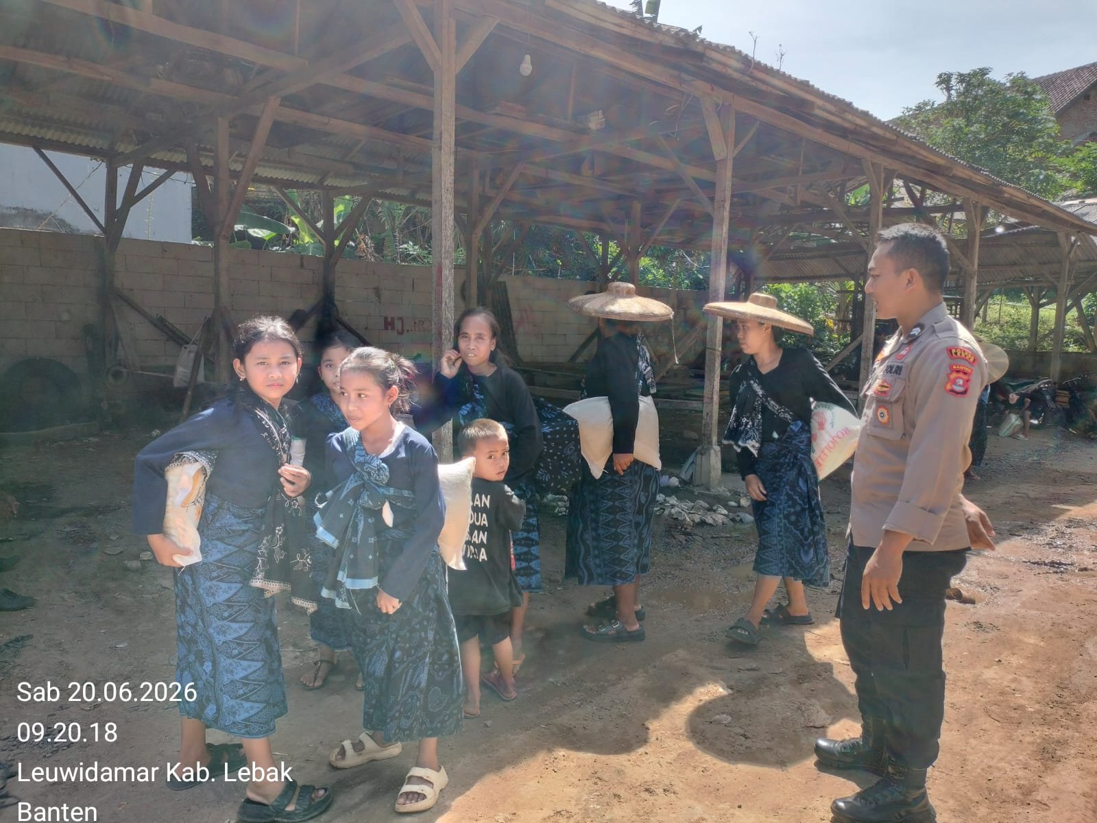 Pantau Situasi Dan Berikan Keamanan, Personil Polsek Leuwidamar Polres Lebak Giat Patroli Wisata Baduy
