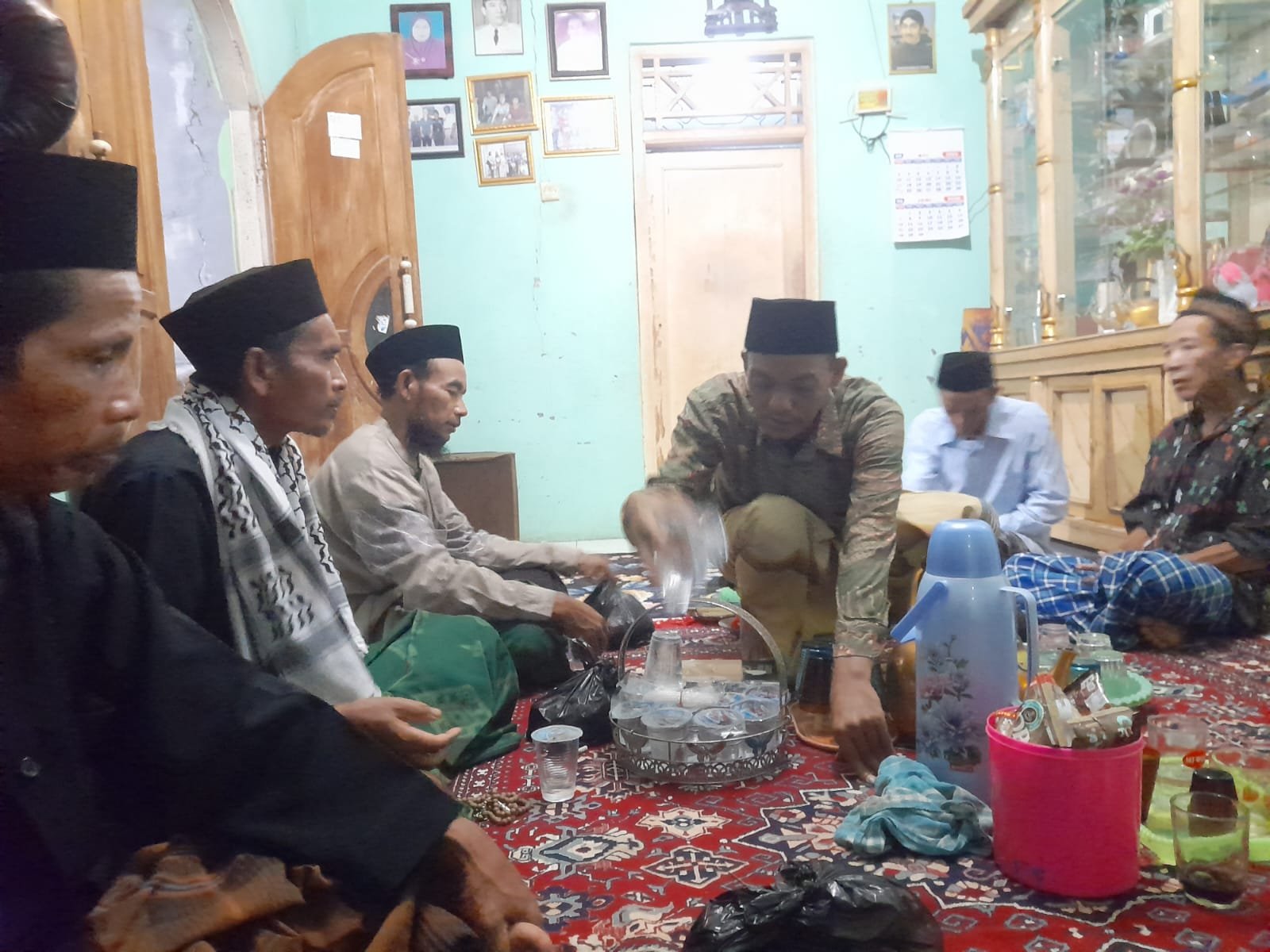 Giat Rutin Sambangi Tokoh Masyarakat,Bhabinkamtibmas Polsek Sobang Polres Lebak Sampaikan Pesan Kamtibmas