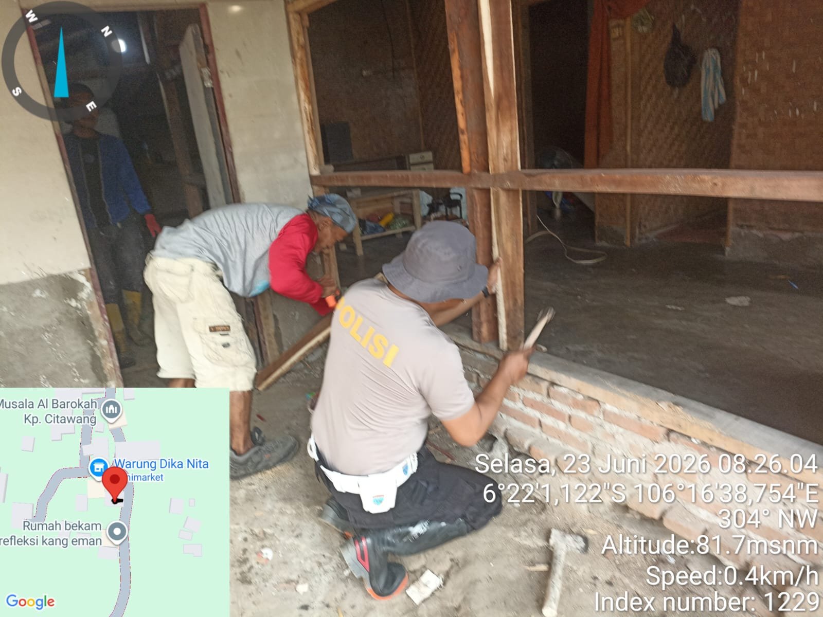 Sambut HUT Bhayangkara Ke-80,Personel Polsek Rangksbitung Kerja Bakti Bedah Rumah di Hari Ke Dua