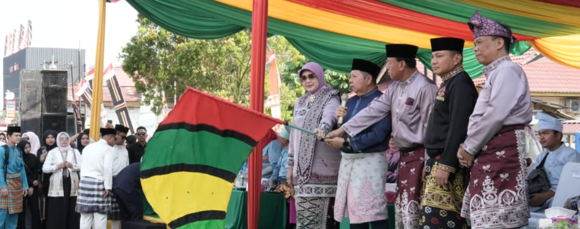 Pawai Taaruf MTQ XLIV Riau di Teluk Kuantan Meriah, Ribuan Peserta dan Masyarakat Padati Jalan Utama