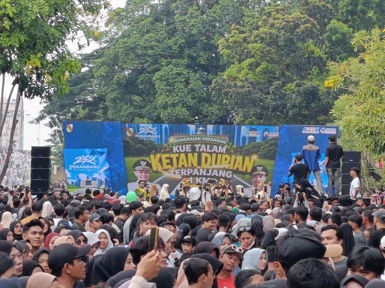 Ketan Talam Durian Sepanjang 1 Kilometer Antar Pekanbaru Raih Rekor MURI Dunia