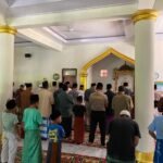 Makmurkan Masjid Anggota Polsek Leuwidamar Polres Lebak Melaksanakan Kegiatan Shalat jumat Keliling