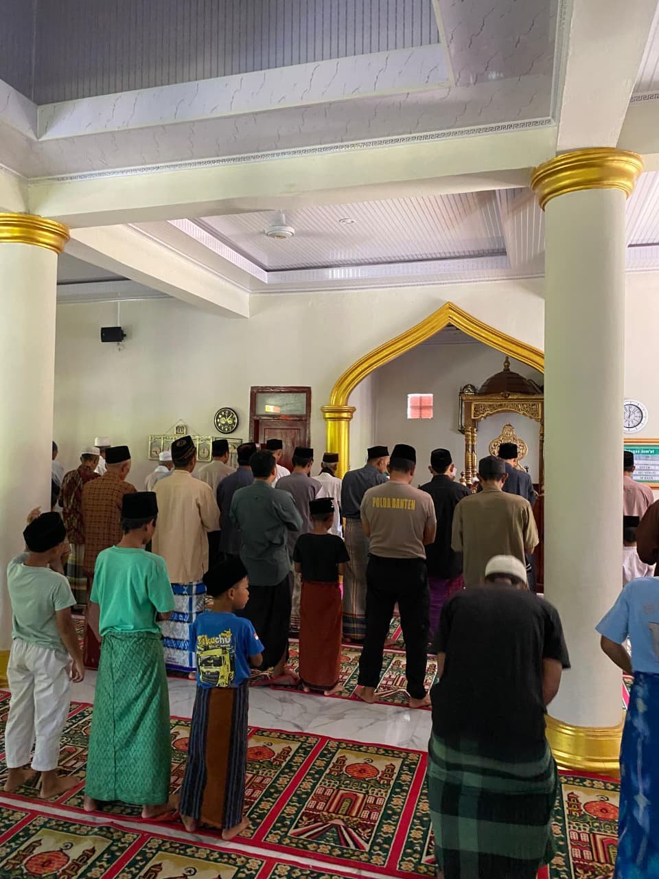 Makmurkan Masjid Anggota Polsek Leuwidamar Polres Lebak Melaksanakan Kegiatan Shalat jumat Keliling