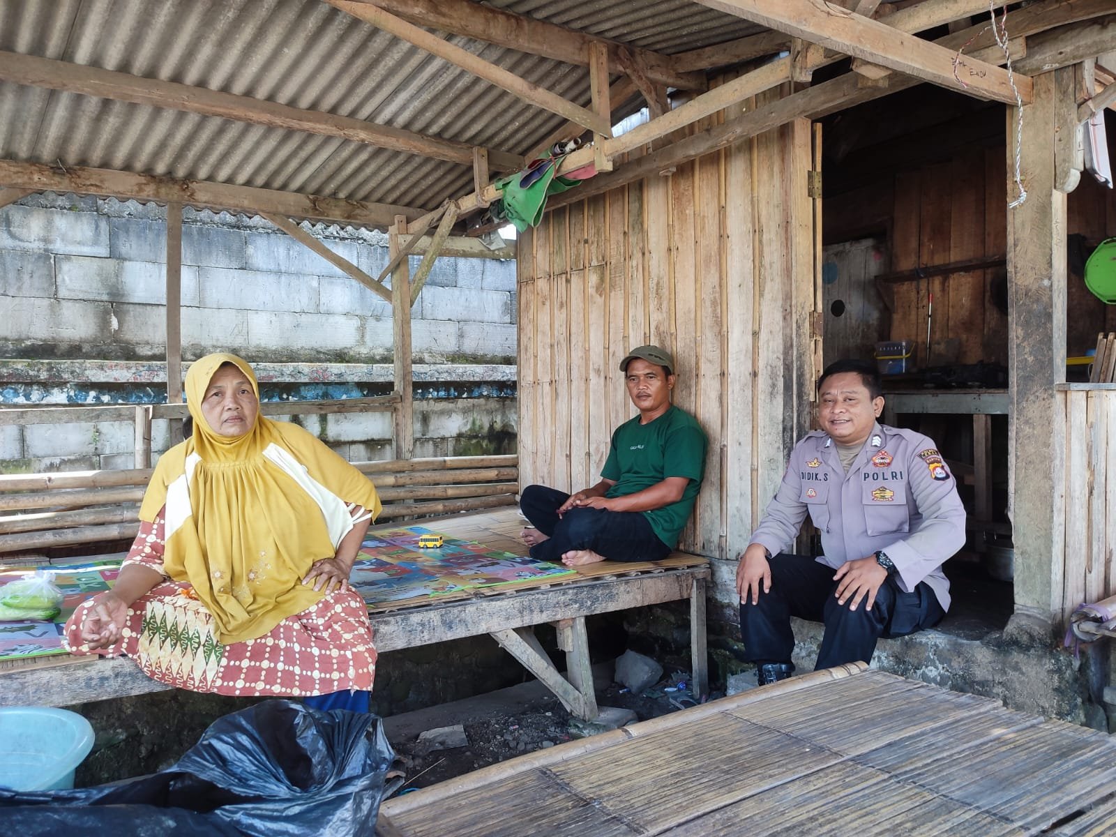 Babhinkamtibmas Polsek Sajira Polres Lebak Sambangi Warganya untuk menjalin silaturahmi