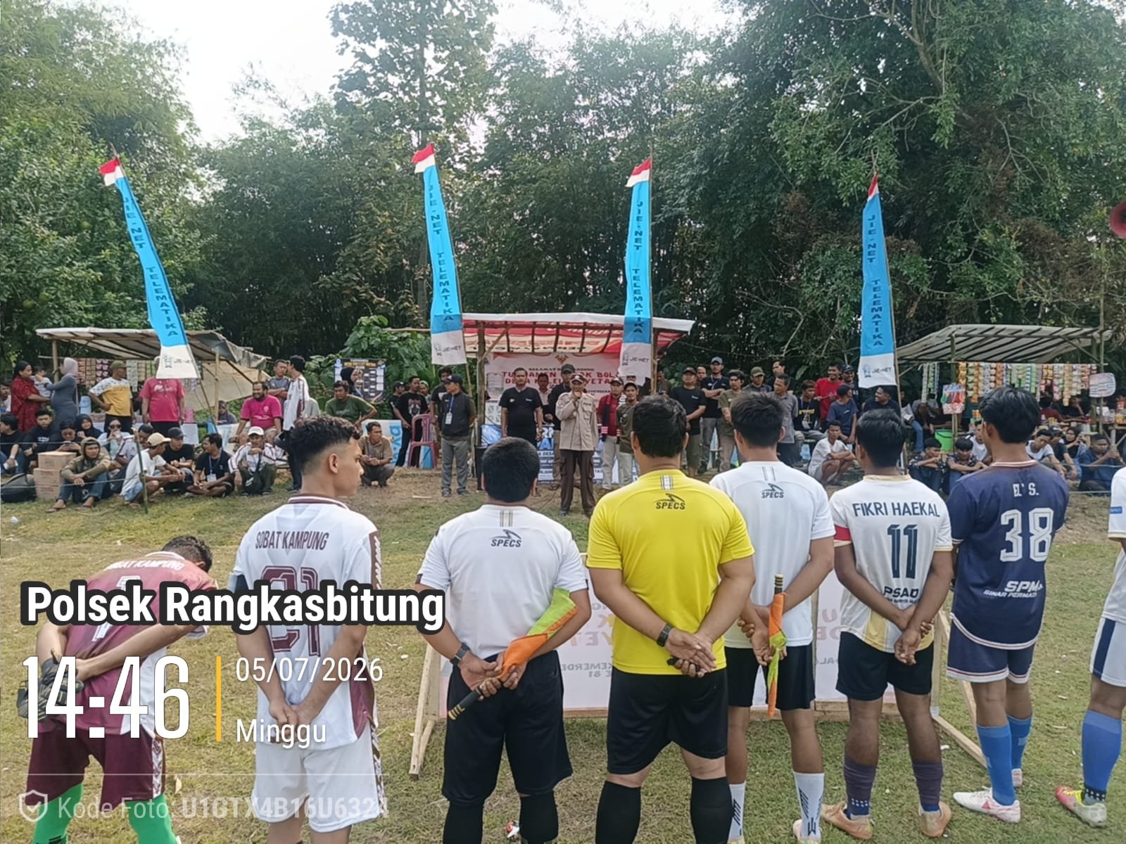 Antisipasi Gangguan Kamtibmas,Anggota Polsek Rangkasbitung Polres Lebak PAM Pembukaan Turnamen Sepak Bola Antar Kampung Di Desa Kolelet Wetan