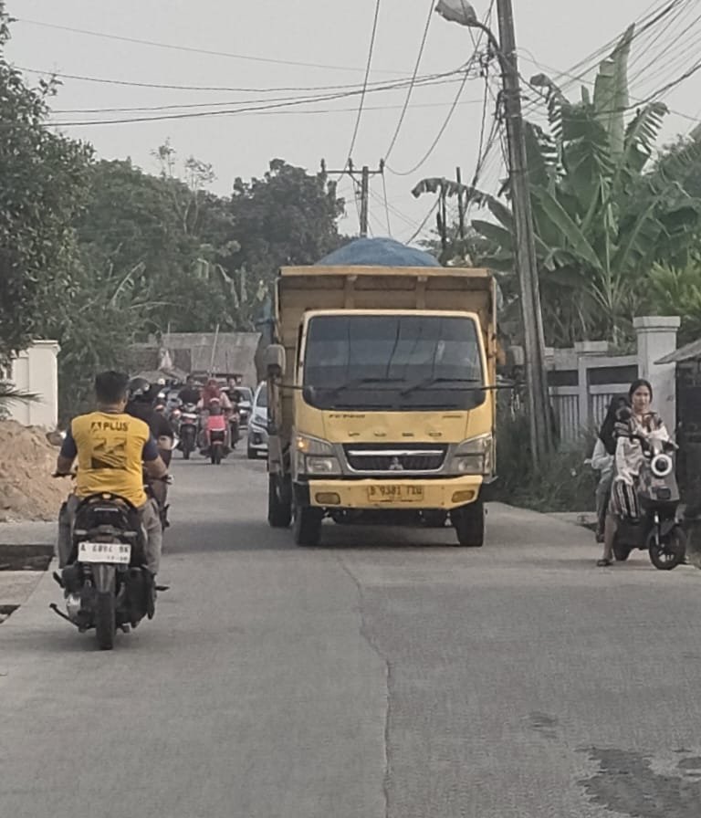 Warga Citeras Keluhkan Truk Diduga Pengangkut Tanah Galian Melintas di Luar Jam Operasional