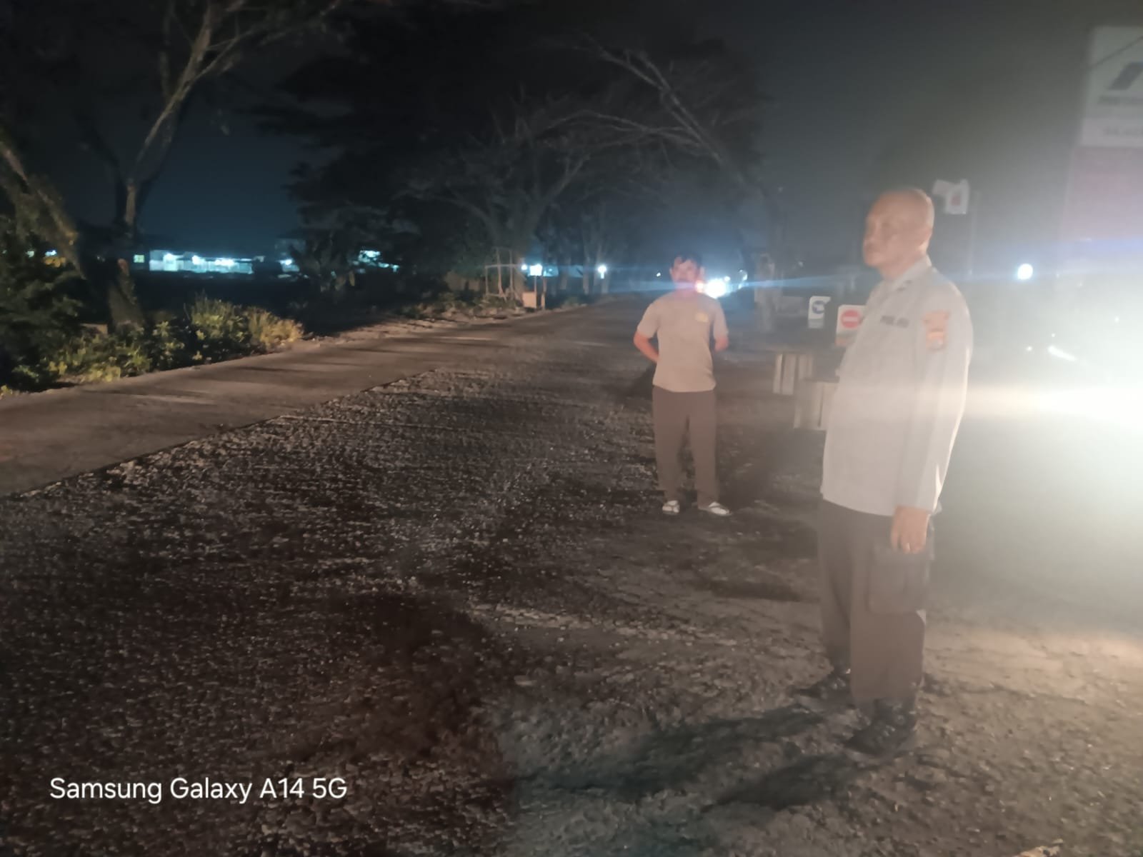 Pawas Polsek Rangkasbitung Polres Lebak Laksanakan Patroli Dialogis di Jalan Raya Leuwidamar Depan SPBU Cirende