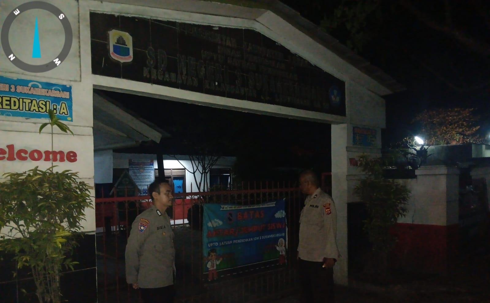 Personel Polsek Rangkasbitung Polres Lebak Patroli Mobile Dan Cek Gedung Sekolah di Kampung Sukamekarsari