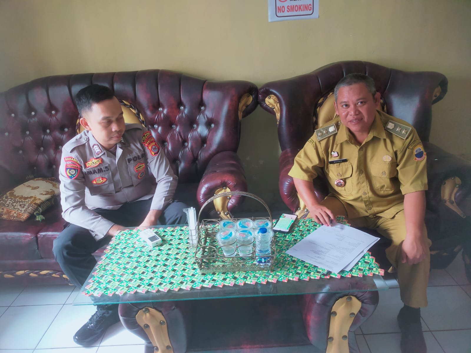 Bhabinkamtibmas Polsek Rangkasbitung Polres Lebak Giat Sambang dan Temui Kepala Kelurahan MC Timur
