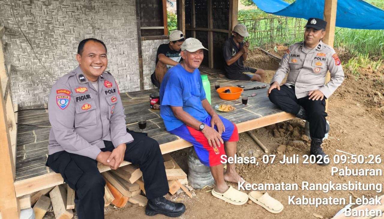 Personel Polsek Rangkasbitung Polres Lebak Patroli Dialogis Sambangi Warga Desa Binaan di Kampung Pulo