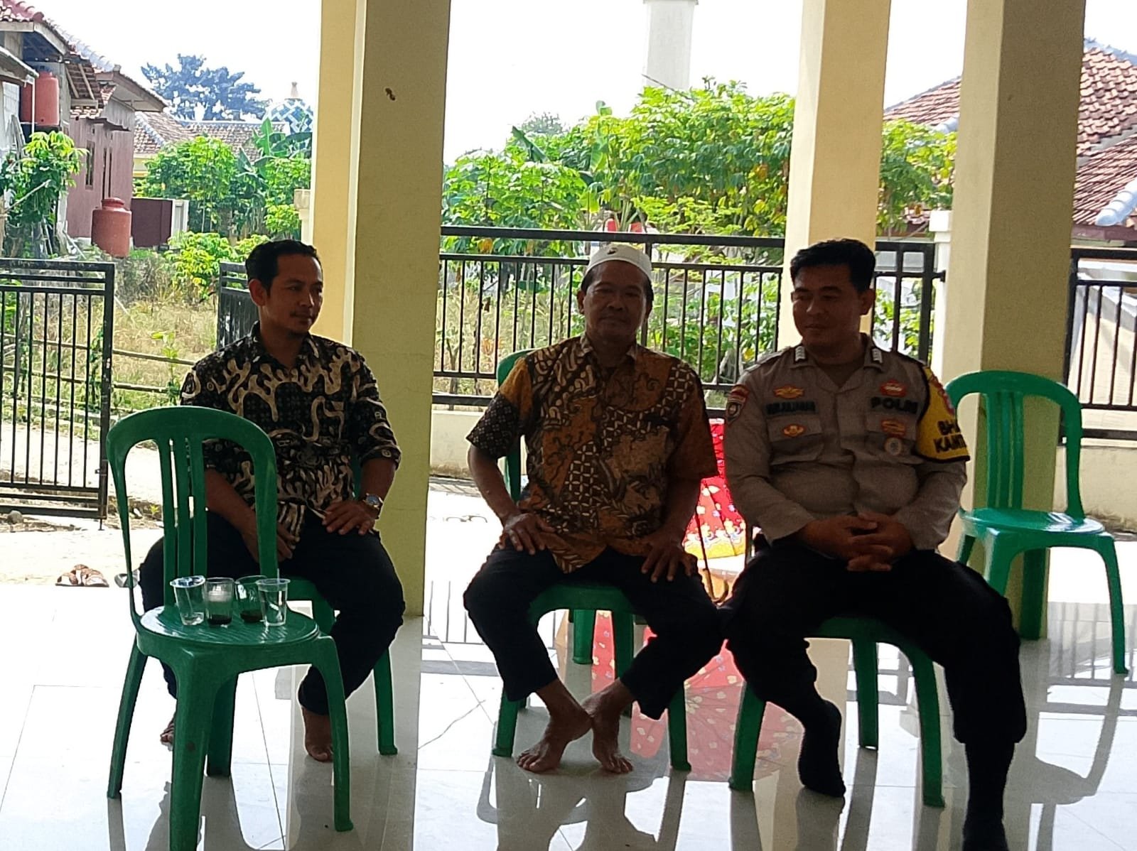 Bhabinkamtibmas Polsek Sajira Polres Lebak Bersilaturahmi Dengan Prades Desa Calungbungur