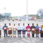 Plt Gubernur SF Hariyanto Serahkan Penghargaan Pembangunan Daerah kepada Kabupaten/Kota Terbaik
