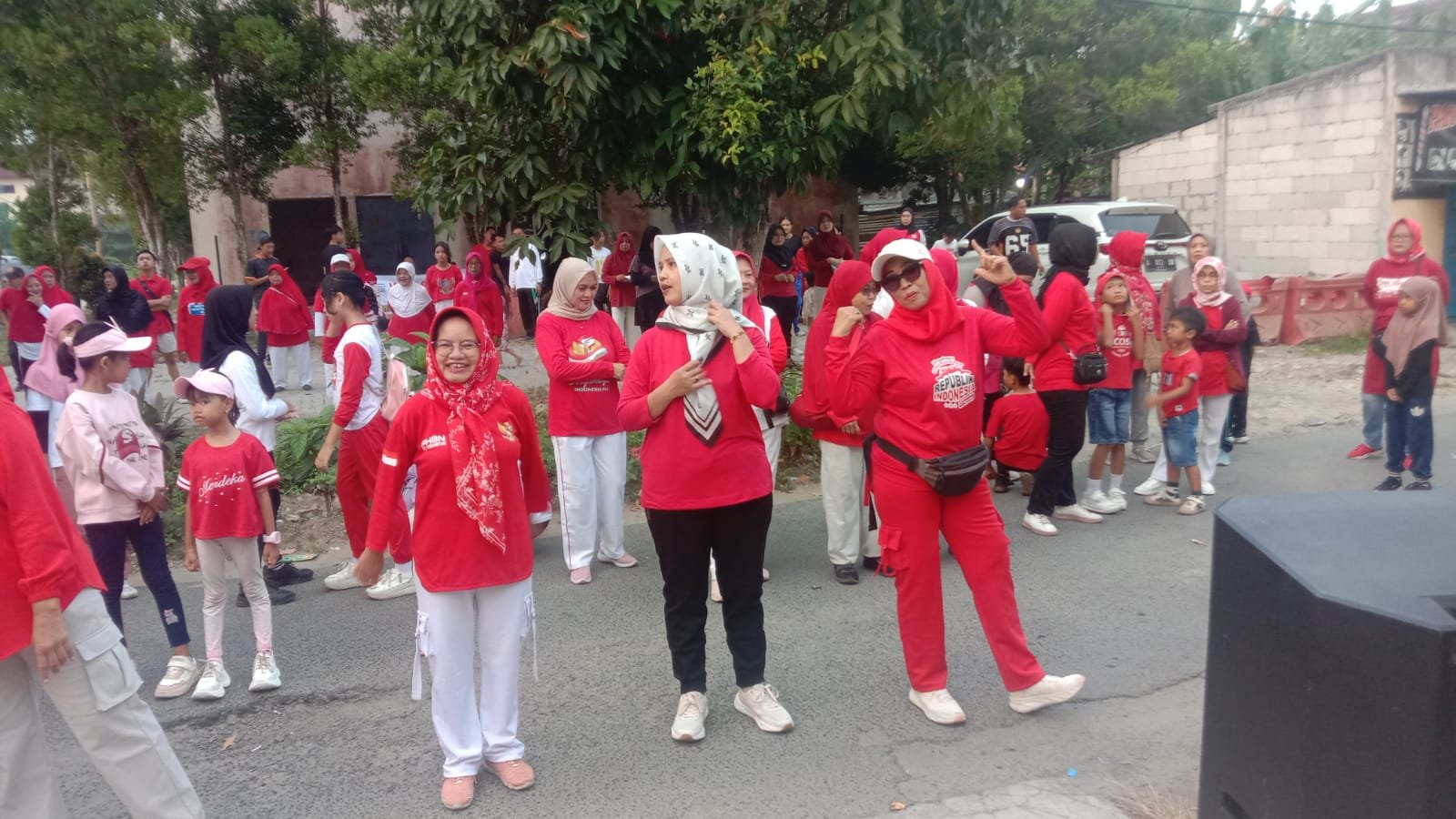 Semarak HUT RI ke-81: Jalan Santai Silaturahmi Alumni Keluarga Lebaksaninten RW 02 Pererat Kebersamaan